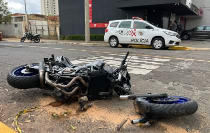 Moto se parte em duas após colisão na Saudade