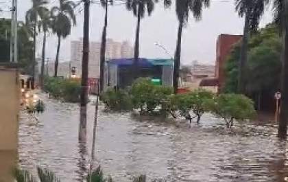 Chuva causa alagamento nas ruas de Araçatuba