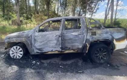 Caminhonete é destruída por incêndio após motorista perceber fumaça no motor