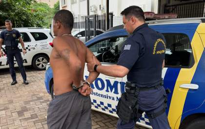 Homem é preso acusado de passar a mão em jovem