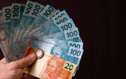 Salário mínimo pode chegar a R$ 1.524 em 2025, maior que o previsto, após alta da inflação
