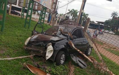 Carro perde o controle e invade cerca do Sindicato Rural de Três Lagoas