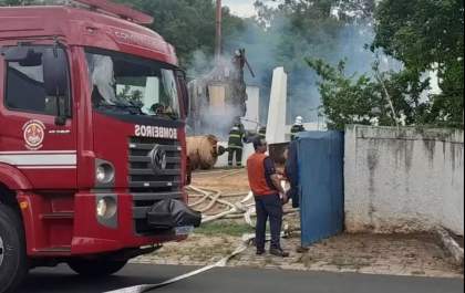 Incêndio destrói frigorífico; polícia investiga causas