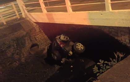 Mulher de 18 anos sem habilitação cai com carro no canal do córrego Biriguizinho