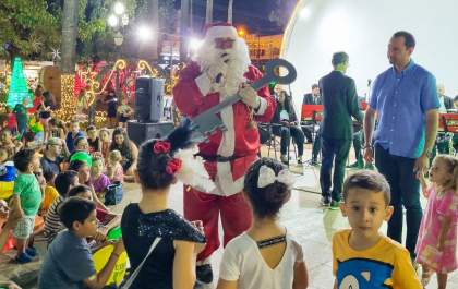 Chegada do Papai Noel marca abertura do Natal Iluminado em Birigui