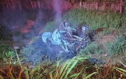 Morador em Bilac morre ao bater picape em caminhão