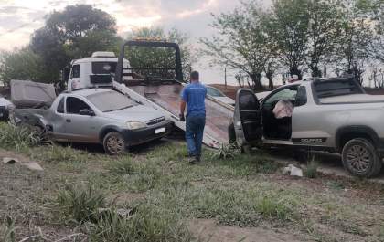 Colisão entre picapes em vicinal deixa quatro feridos