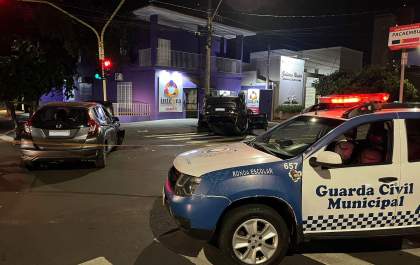 Carro capota após colisão em cruzamento em Araçatuba