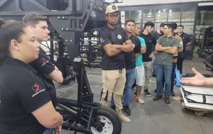 Alunos de Engenharias e Administração conhecem produção do robô Solix, da Solinftec