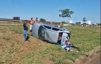 Carro capota na Rondon e passageira fica ferida