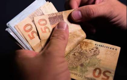 Empresas têm até esta sexta para pagar primeira parcela do 13º salário; saiba como calcular