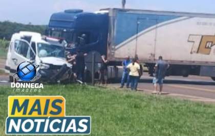 Acidente no trevo de Itapura entre caminhão e ambulância do município de Castilho