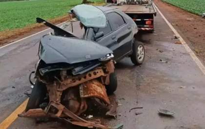 Trágico acidente deixa um morto, quatro feridos e parte carro ao meio
