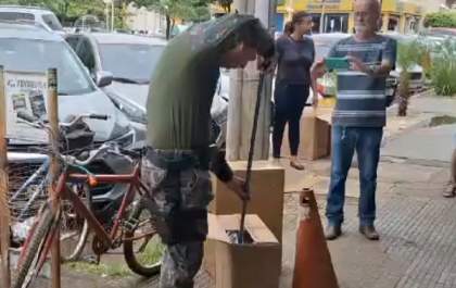 Cobra falsa-coral é encontrada em loja no centro de Três Lagoas