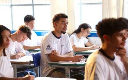 Sancionada lei que proíbe uso de celulares em escolas públicas e particulares de São Paulo