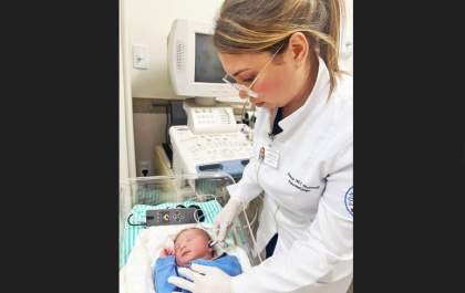 Fonoaudiologia da Santa Casa avalia todos os 150 bebês que nascem por mês