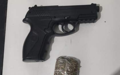 PM prende homem por porte de drogas de posse de simulacro de arma de fogo
