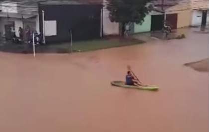 Morador usa caiaque para navegar em rua de Três Lagoas após chuva forte