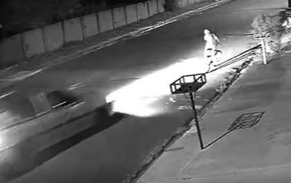 Motorista atropela adolescente em bicicleta em Andradina; vídeo
