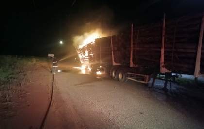 Carreta carregada de eucalipto pega fogo próximo à base da PRF em Três Lagoas