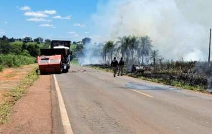 Carro com bebê recém-nascido pega fogo após batida com caminhão em MS