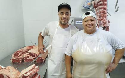 Equipe do Armazém da Carne garante qualidade e cortes precisos em Andradina