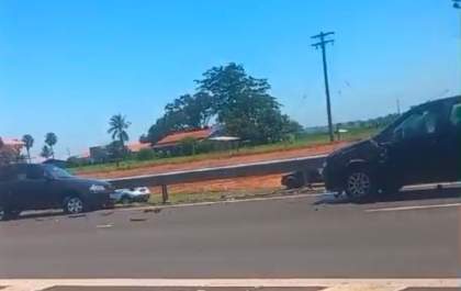 Carros batem de frente na Rondon em Birigui