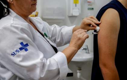 Prefeitura disponibiliza vacinas e aplica fumacê contra dengue