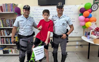 Policiamento rodoviário surpreende estudante com doação de bicicleta