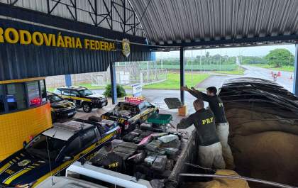 Carreta carregada com 8 toneladas de maconha sai de MS e é interceptada pela PRF no PR