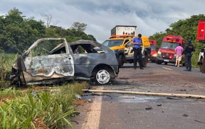 Condutor morre carbonizado após colisão com carreta na MS-276