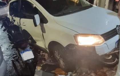 Micro-ônibus com integrantes da fanfarra de Araçatuba bate em carro em cruzamento
