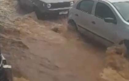 Temporal provoca inundação e fecha parque aquático em Olímpia (SP)