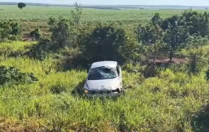 Carro capota às margens da BR-163