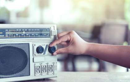 Rádio se reinventa e segue como o meio de maior alcance no país