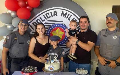 Menino de 3 anos comemora aniversário com tema da Polícia Militar em Aracanguá