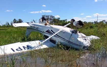 Helicóptero da Polícia Militar resgata três pessoas após queda de avião no Pantanal