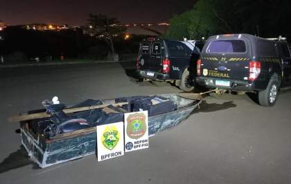 PF e PM apreendem embarcação com cigarros contrabandeados no Rio Paraná