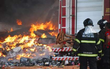 Incêndio de grandes proporções destrói usina de triagem de recicláveis