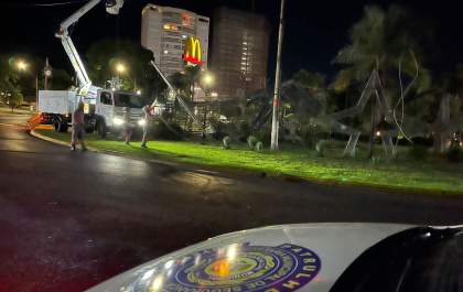 Chuva com vento derruba árvore de Natal na rotatória da Brasília