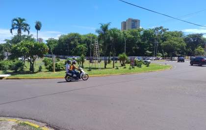 Trânsito na rotatória da Brasília é liberado após remoção de árvore de Natal que caiu