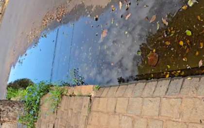 Acúmulo de água na frente de casa causa transtornos no Santana