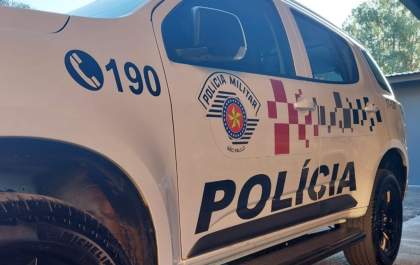 Homem fica com faca cravada no peito após briga
