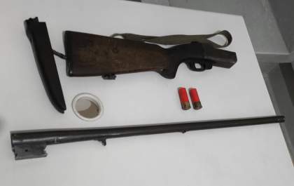 Jovem é presa após ameaçar outra mulher com espingarda calibre 12
