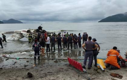 Avião de pequeno porte ultrapassa pista e explode em praia de Ubatuba