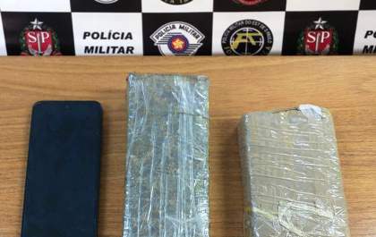 Homem é preso pela PM com quase 1 quilo de maconha