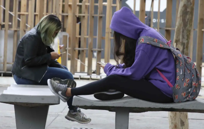 Celulares em escolas: secretarias de Educação têm até março para adaptação à lei que restringe uso