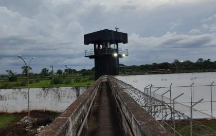 Torre negra é estratégia da Polícia Penal para reforçar segurança nas unidades prisionais de MS