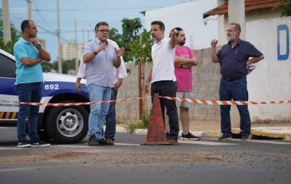 Trecho da ‘Nova Pompeu’ é interditado após caminhão afundar no asfalto