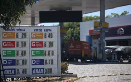 Mesmo sem reajuste da Petrobras, gasolina sobe nas bombas com impacto do dólar